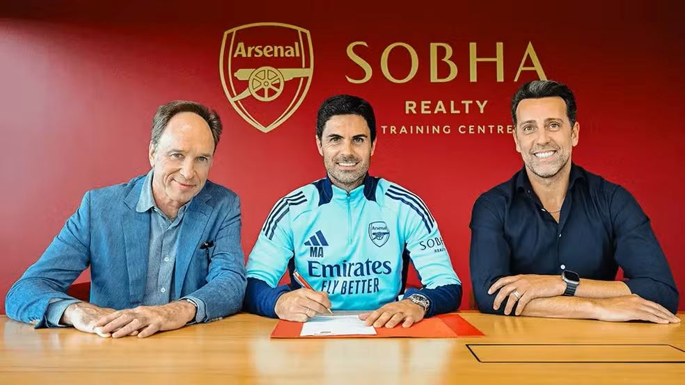 Mikel Arteta ao lado de Edu. (Foto: Divulgação/ Arsenal)