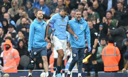 Rodri saindo de campo machucado. (Foto: Michael Regan/Getty Images)