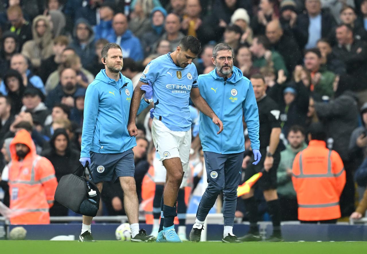 Rodri saindo de campo machucado. (Foto: Michael Regan/Getty Images)