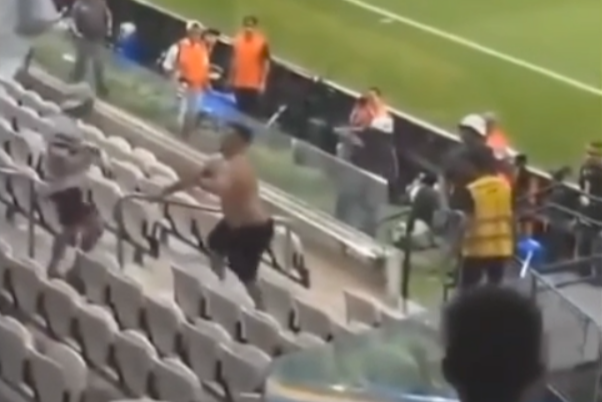 Em nota, Fortaleza lamenta cenas de violência após torcedor do Corinthians invadir a torcida visitante na Neo Química Arena (Foto: Reprodução/Internet)