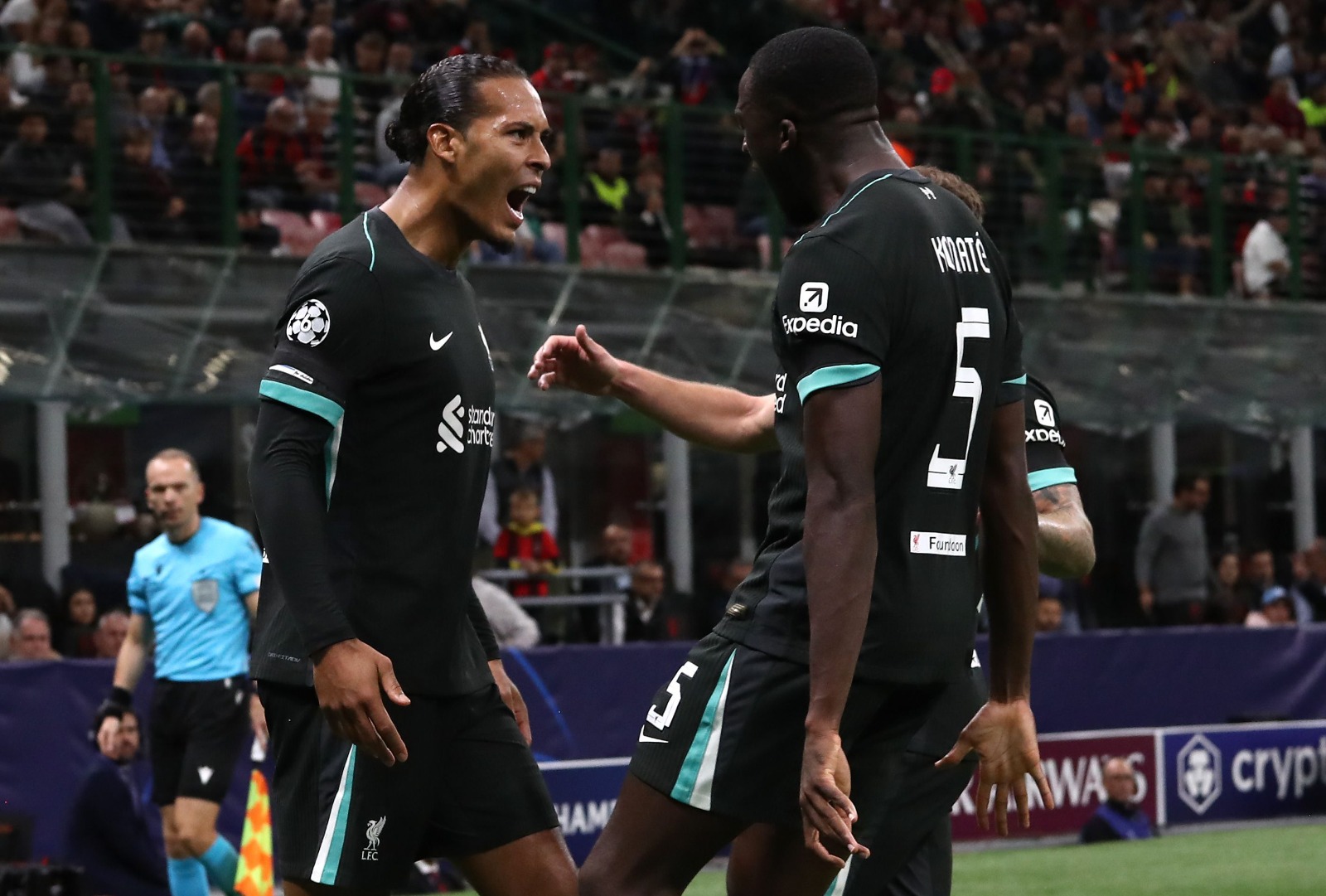 Van Dijk e Konaté. (Foto: Marco Luzzani/Getty Images)