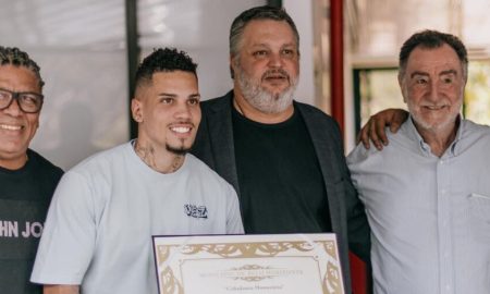 Paulinho, atacante do Atlético-MG, recebe título de cidadão honorário de Belo Horizonte, reconhecendo sua contribuição desde sua chegada ao clube