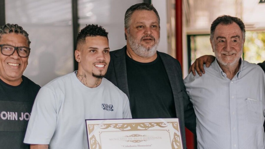 Paulinho, atacante do Atlético-MG, recebe título de cidadão honorário de Belo Horizonte, reconhecendo sua contribuição desde sua chegada ao clube