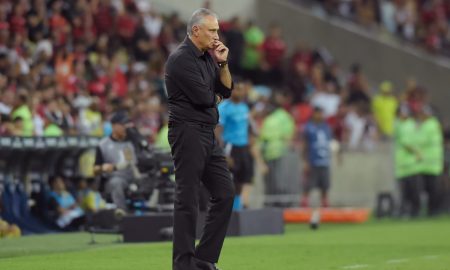 Tite na beira do campo comandando o Flamengo (Foto: Dhavid Normando/Getty Images)