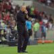 Tite na beira do campo comandando o Flamengo (Foto: Dhavid Normando/Getty Images)