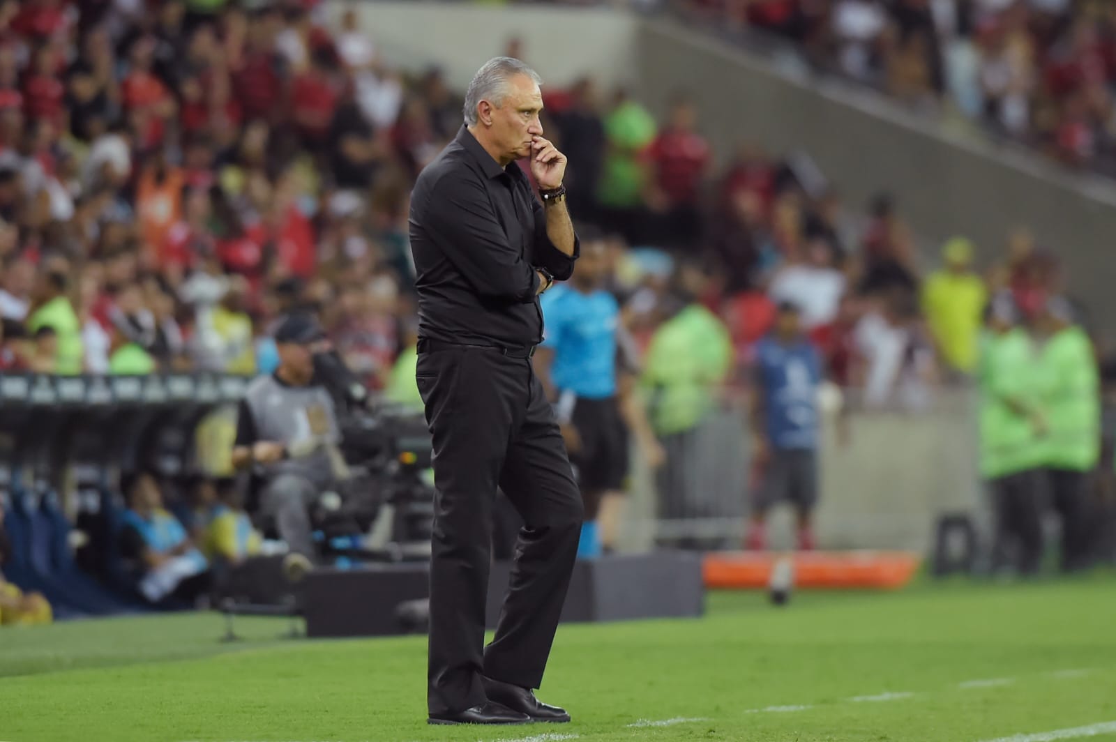 Tite na beira do campo comandando o Flamengo (Foto: Dhavid Normando/Getty Images)