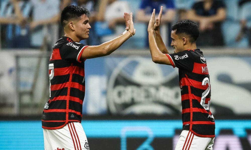 Matheus Gonçalves e Alcaraz na derrota para o Grêmio. Pedro H. Tesch/Getty Images