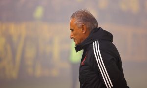 Tite na beira do campo da partida entre Flamengo e Peñarol (Foto: Ernesto Ryan/Getty Images)