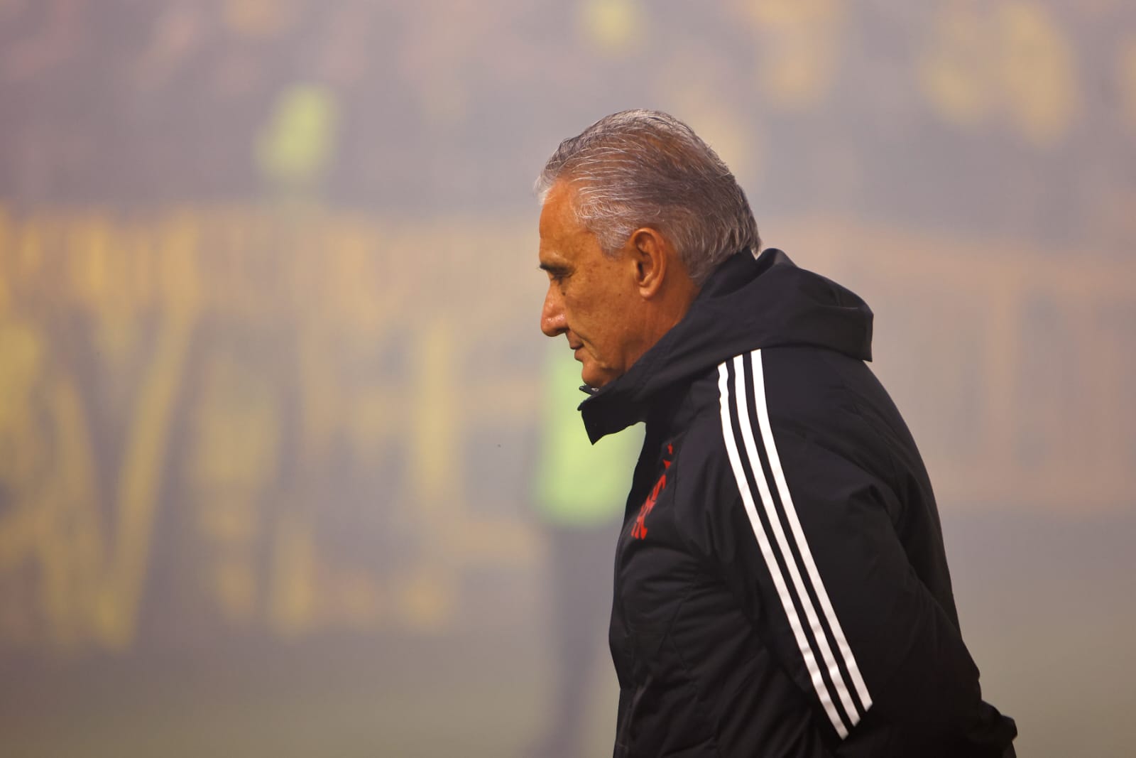 Tite na beira do campo da partida entre Flamengo e Peñarol (Foto: Ernesto Ryan/Getty Images)