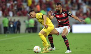 Fabrício Bruno em ação na partida entre Flamengo e Peñarol na ida das quartas de final da Libertadores no Maracanã (Foto: Dhavid Normando/Getty Images)