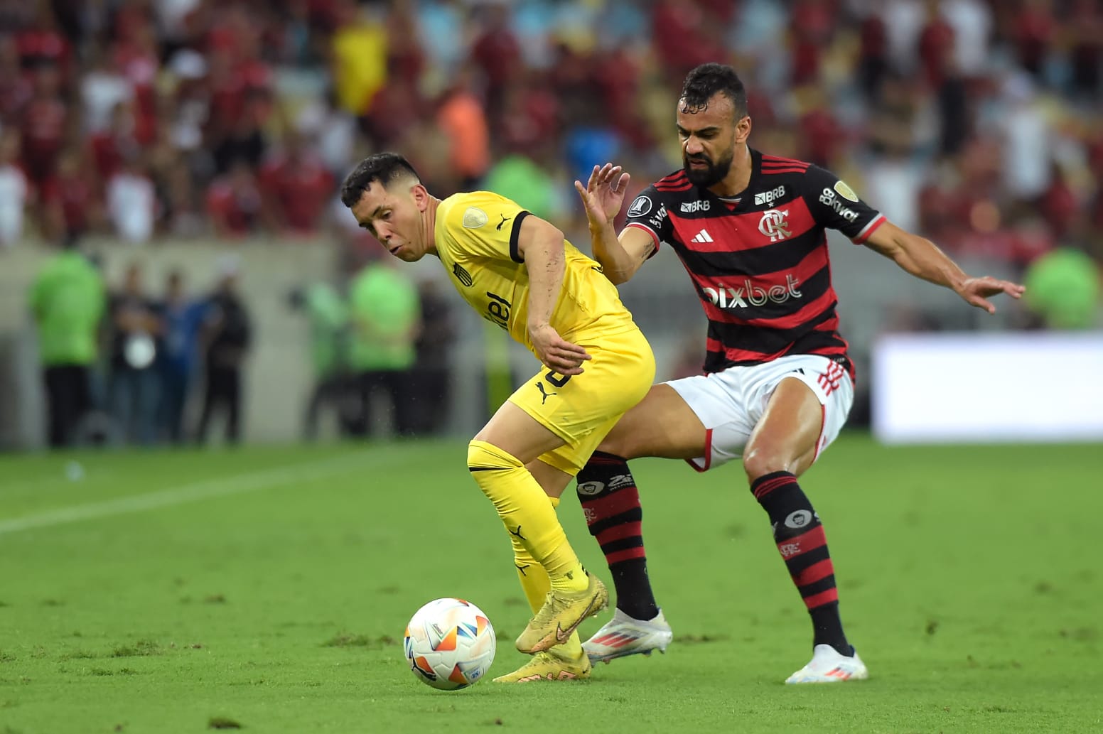 Fabrício Bruno em ação na partida entre Flamengo e Peñarol na ida das quartas de final da Libertadores no Maracanã (Foto: Dhavid Normando/Getty Images)