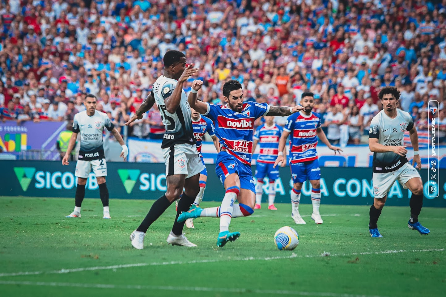 Fortaleza e Corinthians em ação. (Foto: Matheus Lotif/Fortaleza EC)