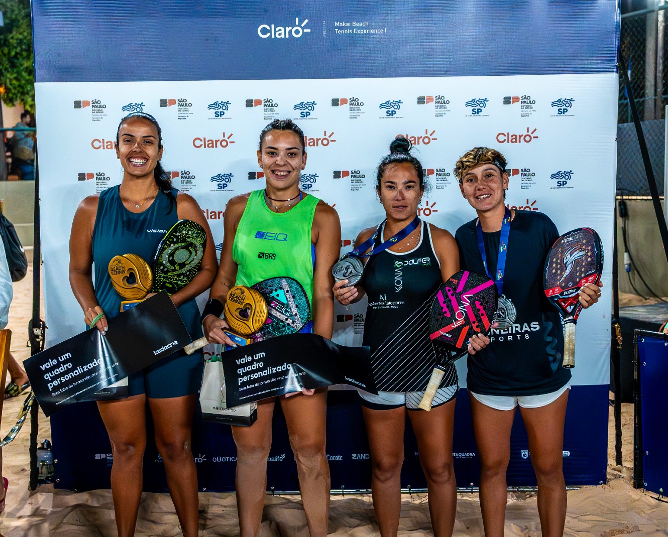 Isadora Simões de cinza com Júlia Nogueira de verde (Foto: @workaholicris)