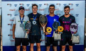 Foto: Antomi Ramos de preto e rosa e Mola de azul com o troféu (Foto: @workaholicris)