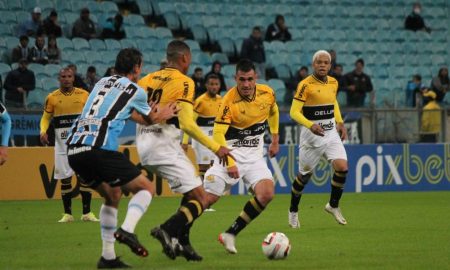 Criciúma enfrenta o Grêmio (Foto: Celso da Luz/ Assessoria de imprensa Criciúma E.C.)