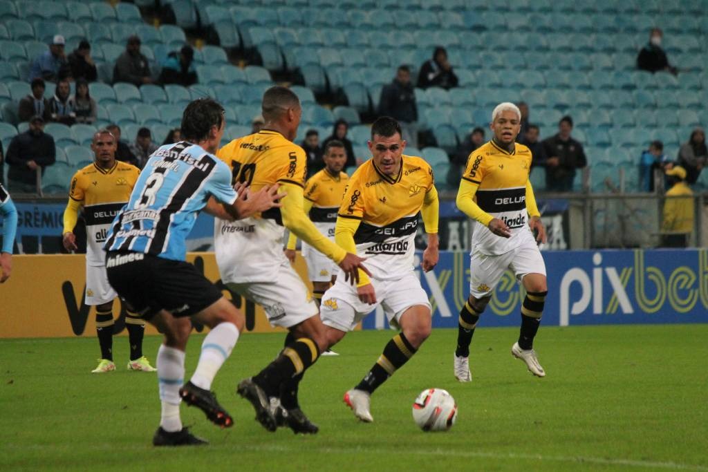 Criciúma enfrenta o Grêmio (Foto: Celso da Luz/ Assessoria de imprensa Criciúma E.C.)