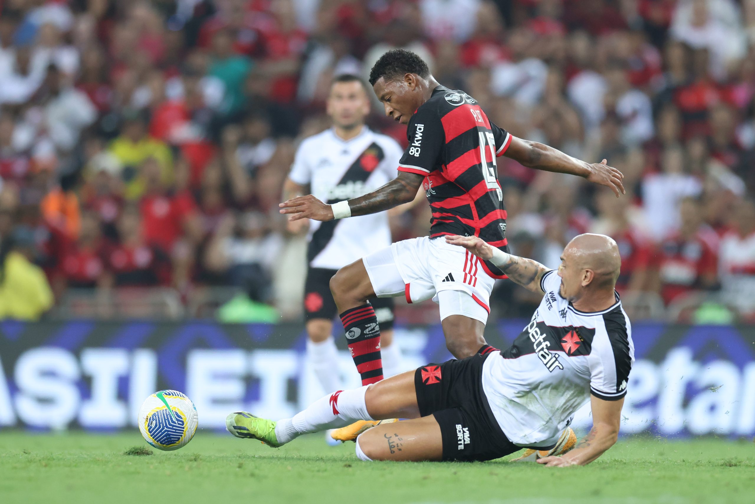 Alex Sandro e Gonzalo Plata estrearam neste domingo. Lucas Figueiredo/Getty Images