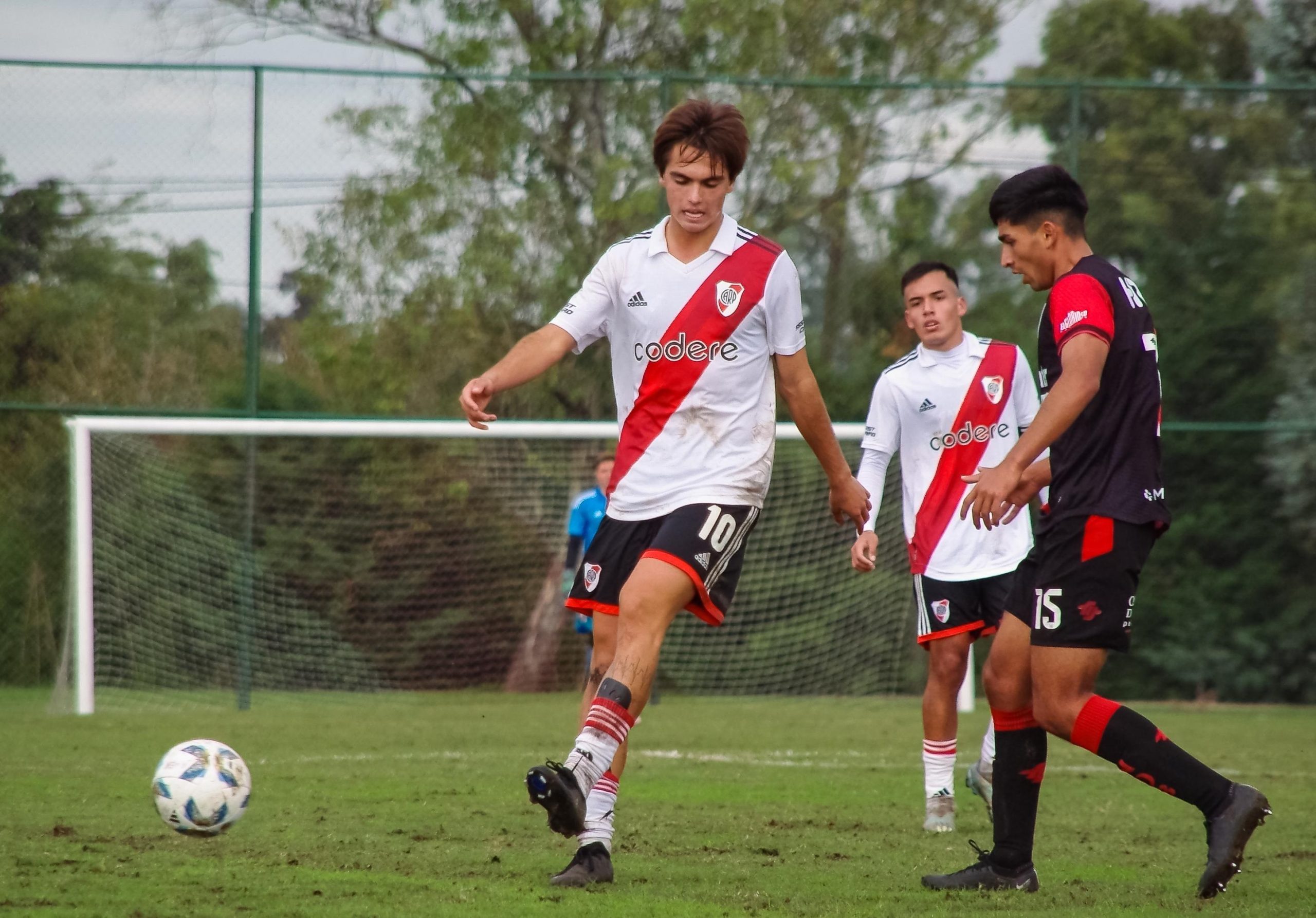 Formado na base do Athletico, jogador está no River Plate