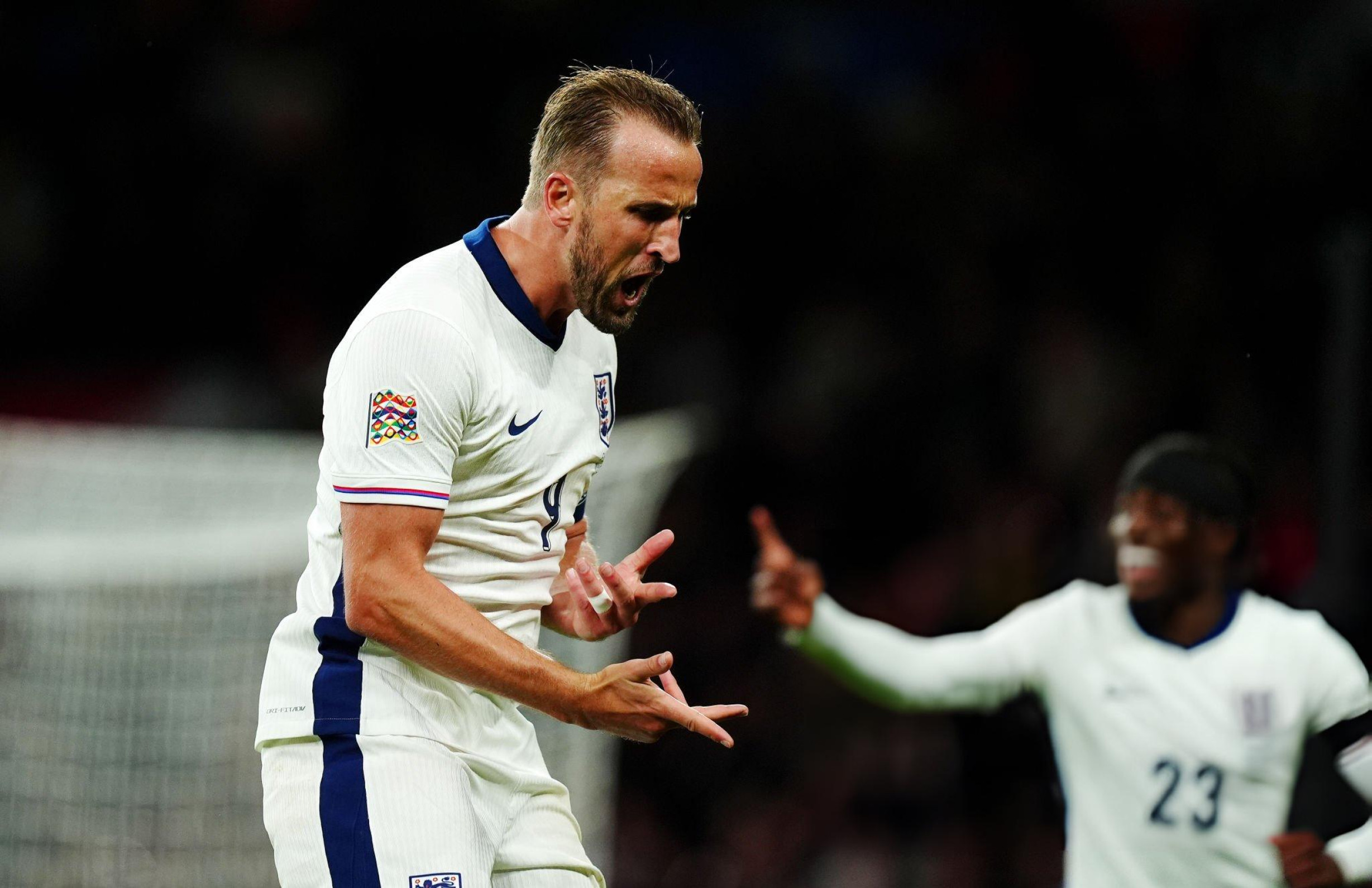 Kane marca dois gols em jogo número 100 pela Inglaterra.