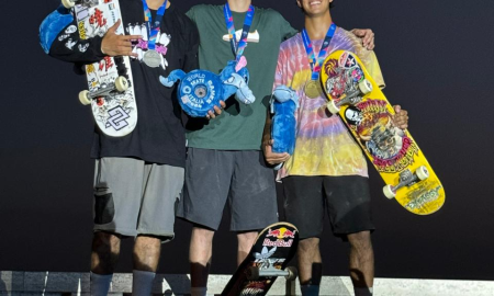 Guilherme Khury e Augusto Akio abraçados com o terceiro colocado na final do vertical do skate