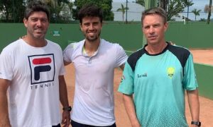 João Menezes o centro com Patrício Arnold à direita e Franco Ferreiro à esquerda (Foto: Divulgação)