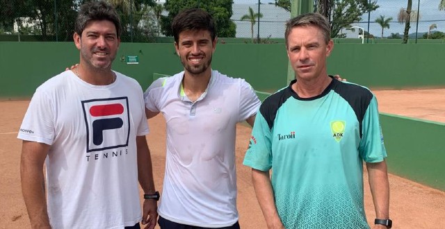 João Menezes o centro com Patrício Arnold à direita e Franco Ferreiro à esquerda (Foto: Divulgação)