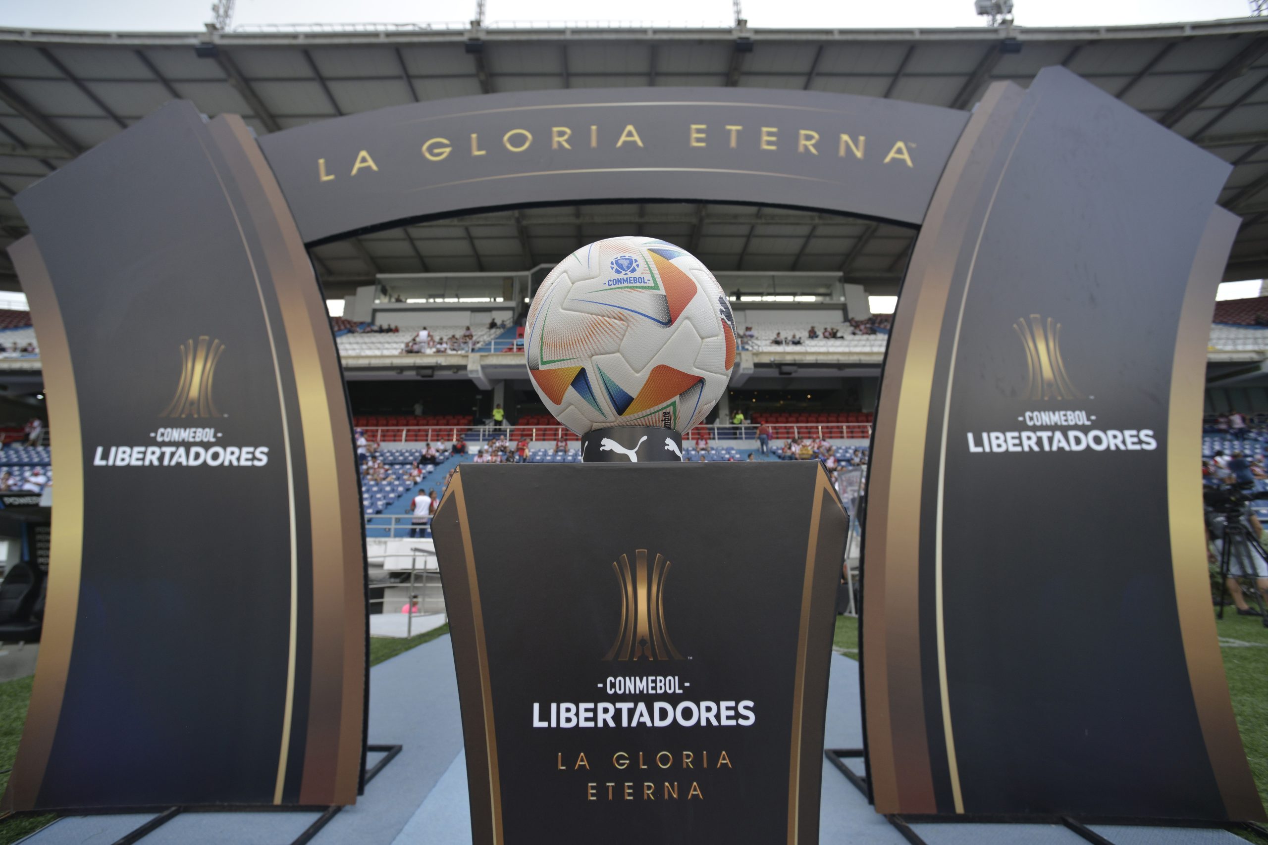 Clubes lutam por conquista das competições continentais (Foto: Gabriel Aponte/Getty Images)