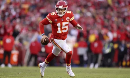 Mahomes entra em campo no primeiro jogo da NFL. (Foto: Perry Knotts / NFL)