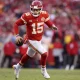 Mahomes entra em campo no primeiro jogo da NFL. (Foto: Perry Knotts / NFL)