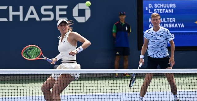 Luisa Stefani à esquerda e Schuurs à direita (Foto: Andrew Ong/USTA)