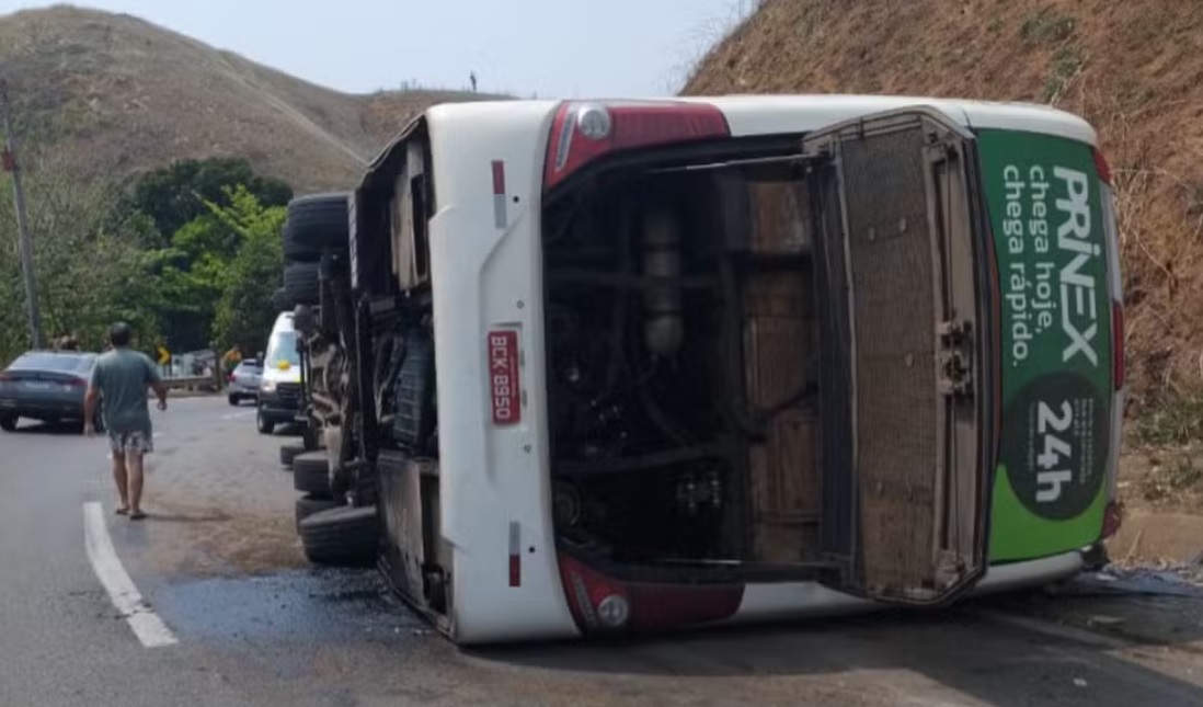 Ônibus tomou na Serra das Araras (Foto: Divulgação)