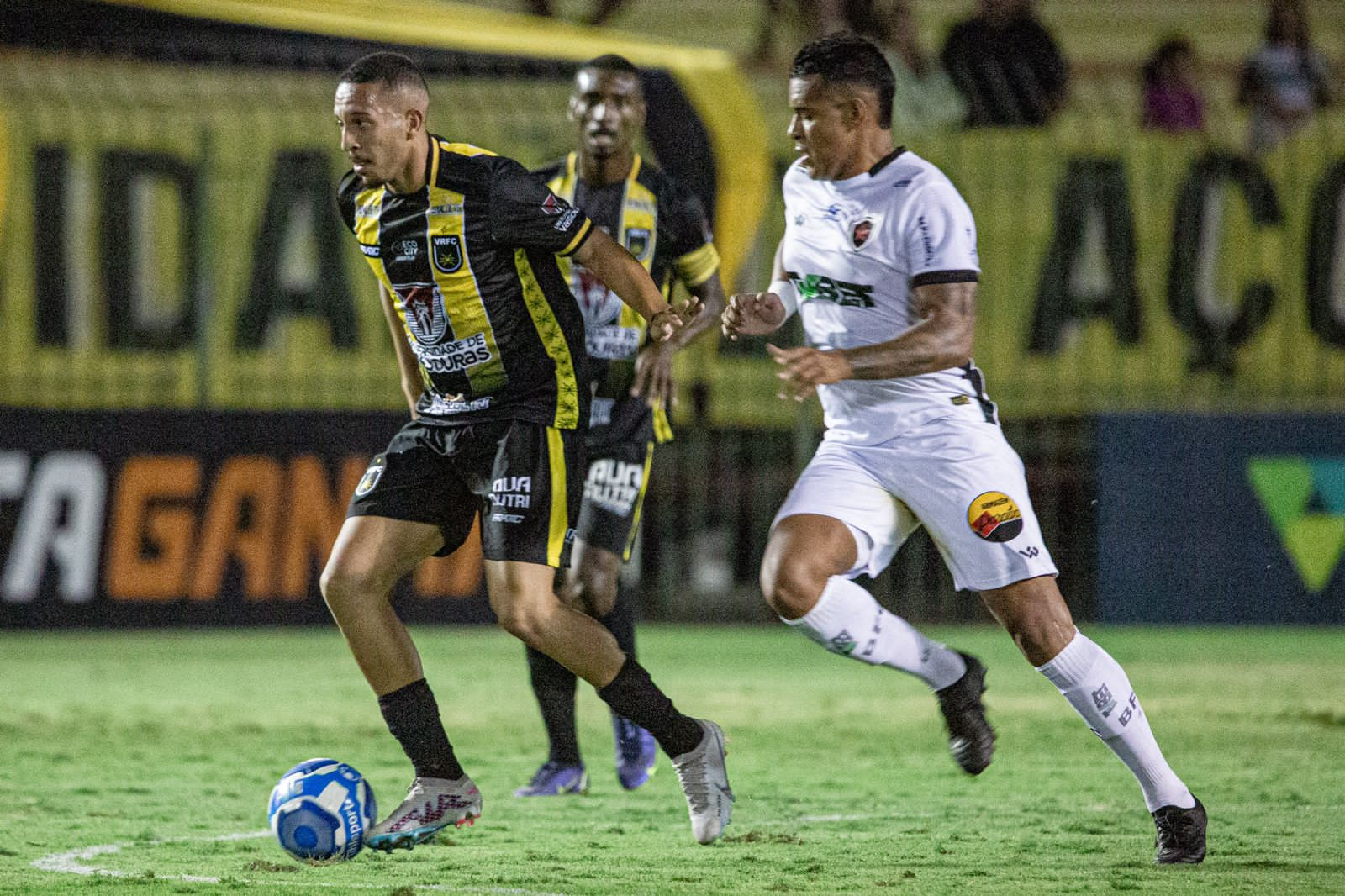 Volta Redonda e Botafogo em ação. (Foto: Raphael Torres)