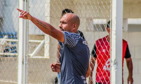 Wellington Simião comanda o Villa Real pelo acesso à elite do Campeonato Mineiro sub-20. Foto: Otávio Martins