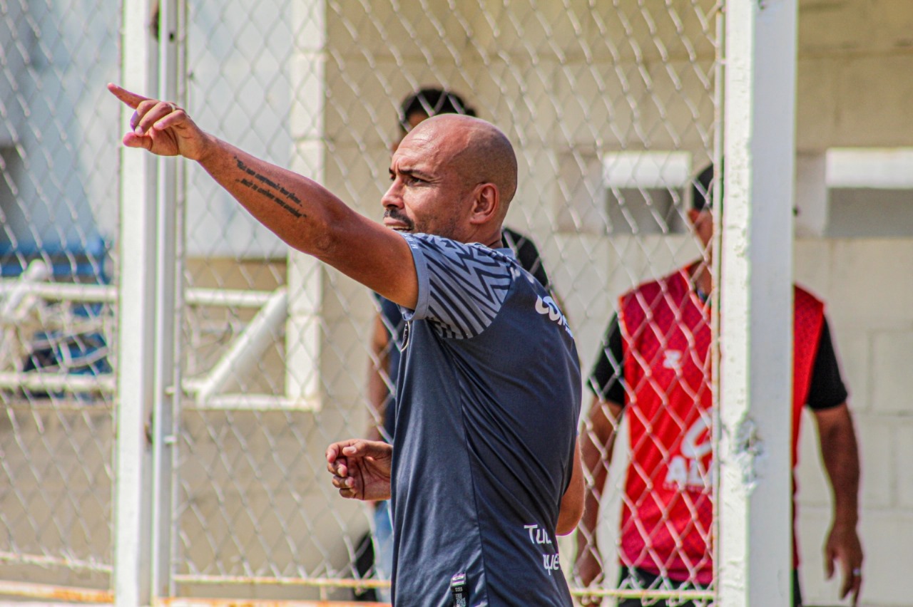 Wellington Simião comanda o Villa Real pelo acesso à elite do Campeonato Mineiro sub-20. Foto: Otávio Martins