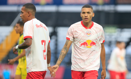 Vinícius Lago e Vitinho Mota, jogadores do time sub-23 do Red Bull Bragantino. (Foto: Fernando Roberto/Red Bull Bragantino)