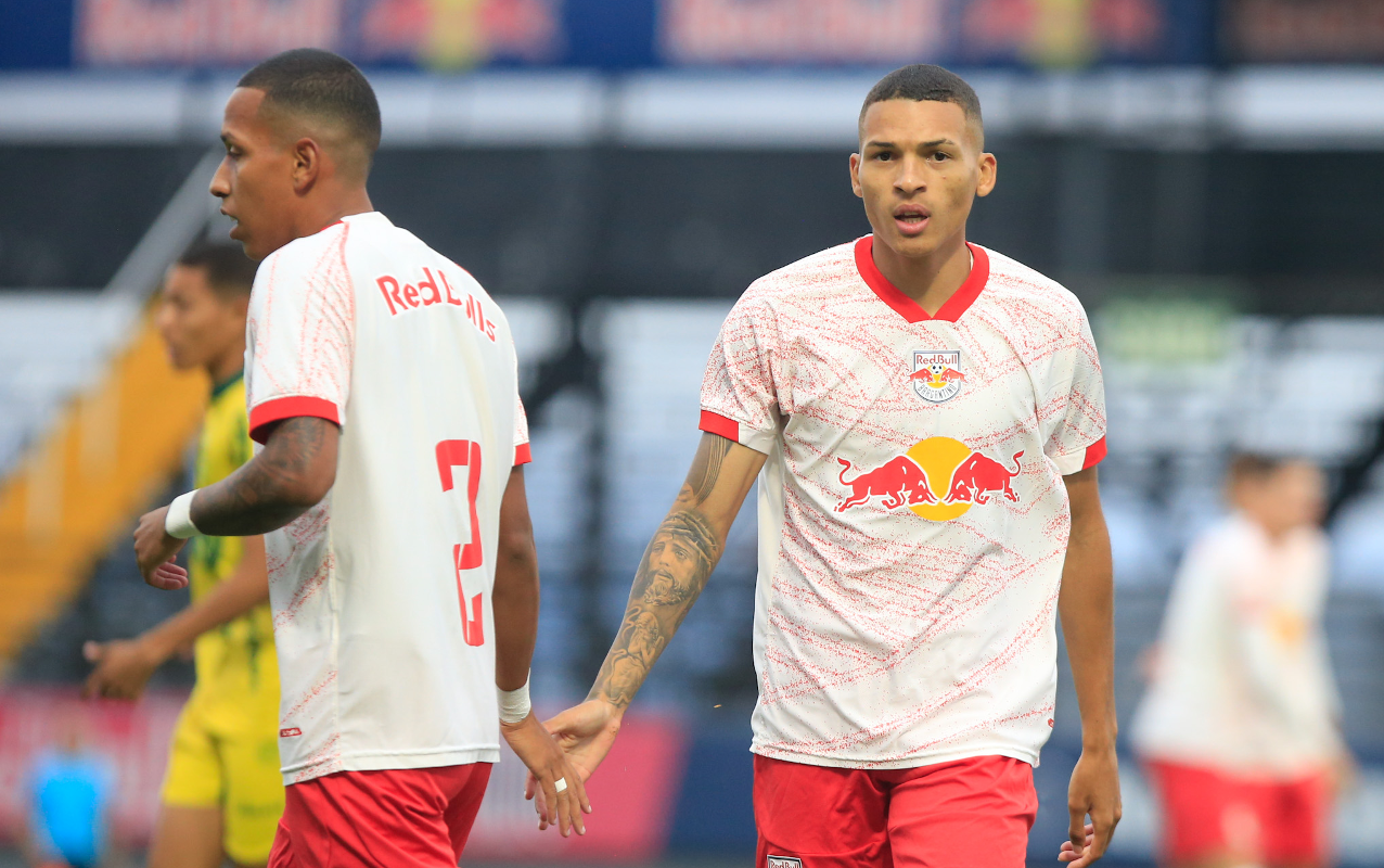 Vinícius Lago e Vitinho Mota, jogadores do time sub-23 do Red Bull Bragantino. (Foto: Fernando Roberto/Red Bull Bragantino)