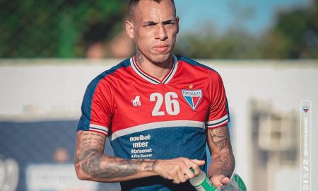 Breno Lopes retorna de suspensão e está à disposição do Fortaleza para duelo contra ex-clube (Foto: Divulgação/Fortaleza EC)