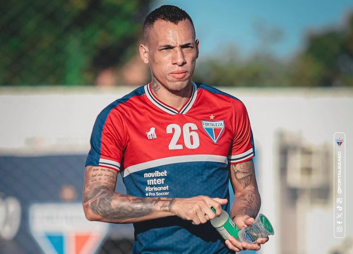 Breno Lopes retorna de suspensão e está à disposição do Fortaleza para duelo contra ex-clube (Foto: Divulgação/Fortaleza EC)