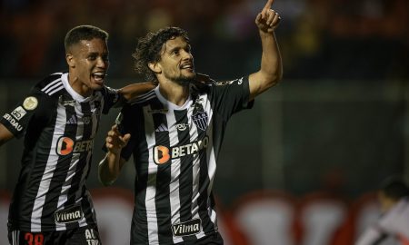 Gustavo Scarpa comemora um dos gols do Atlético na derrota por 4 a 2 para o Vitória no primeiro turno do Brasileirão. Foto: Pedro Souza|Atlético-MG