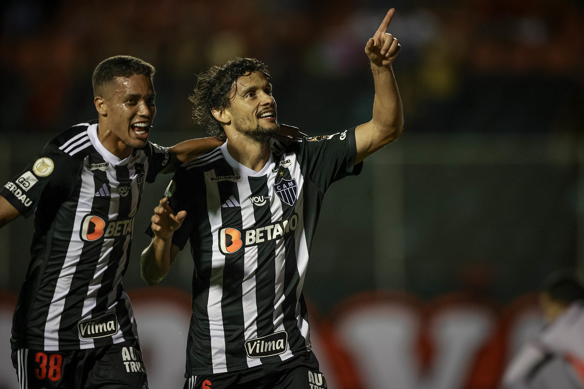 Gustavo Scarpa comemora um dos gols do Atlético na derrota por 4 a 2 para o Vitória no primeiro turno do Brasileirão. Foto: Pedro Souza|Atlético-MG