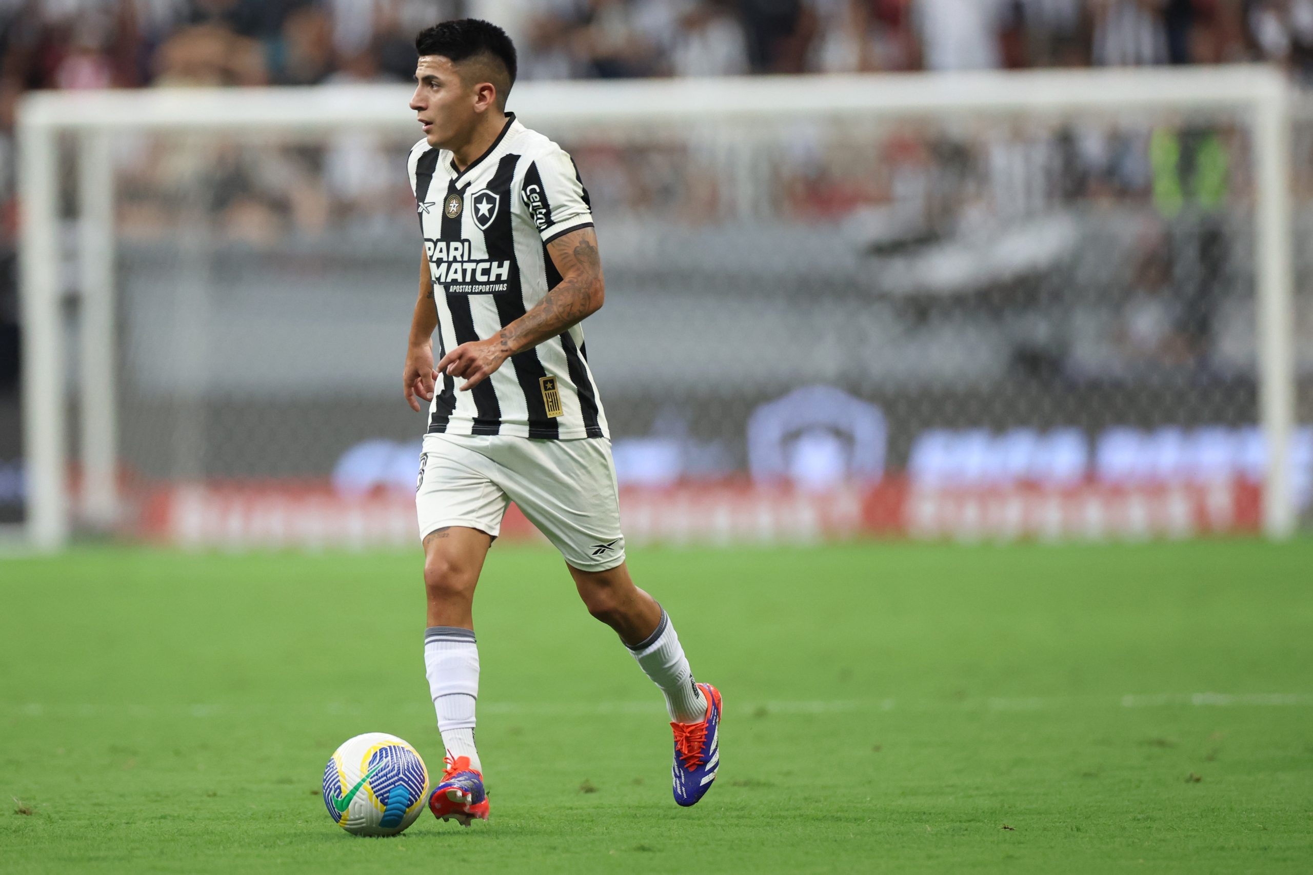 Thiago Almada na partida contra o Grêmio. (Foto: Vítor Silva/Botafogo)