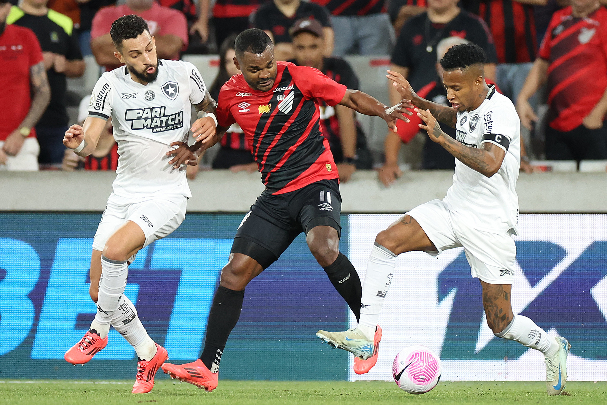 Tchê Tchê e Alex Telles. (Foto: Vitor Silva/Botafogo)