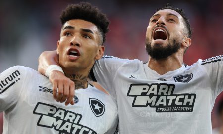 Igor Jesus e Alex Telles comemorando o gol do Botafog. ( Foto: Vitor Silva/Botafogo)