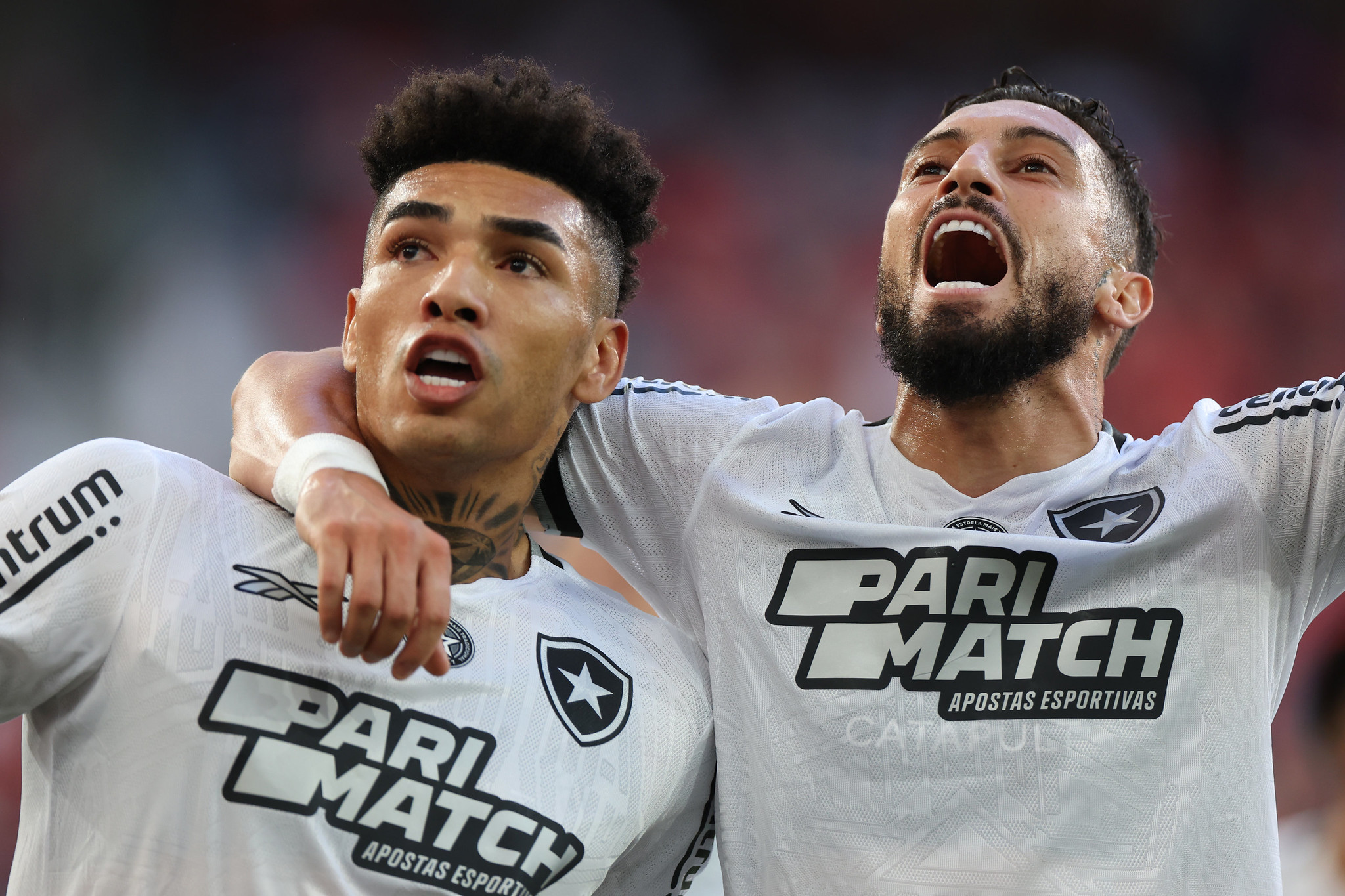 Igor Jesus e Alex Telles comemorando o gol do Botafog. ( Foto: Vitor Silva/Botafogo)