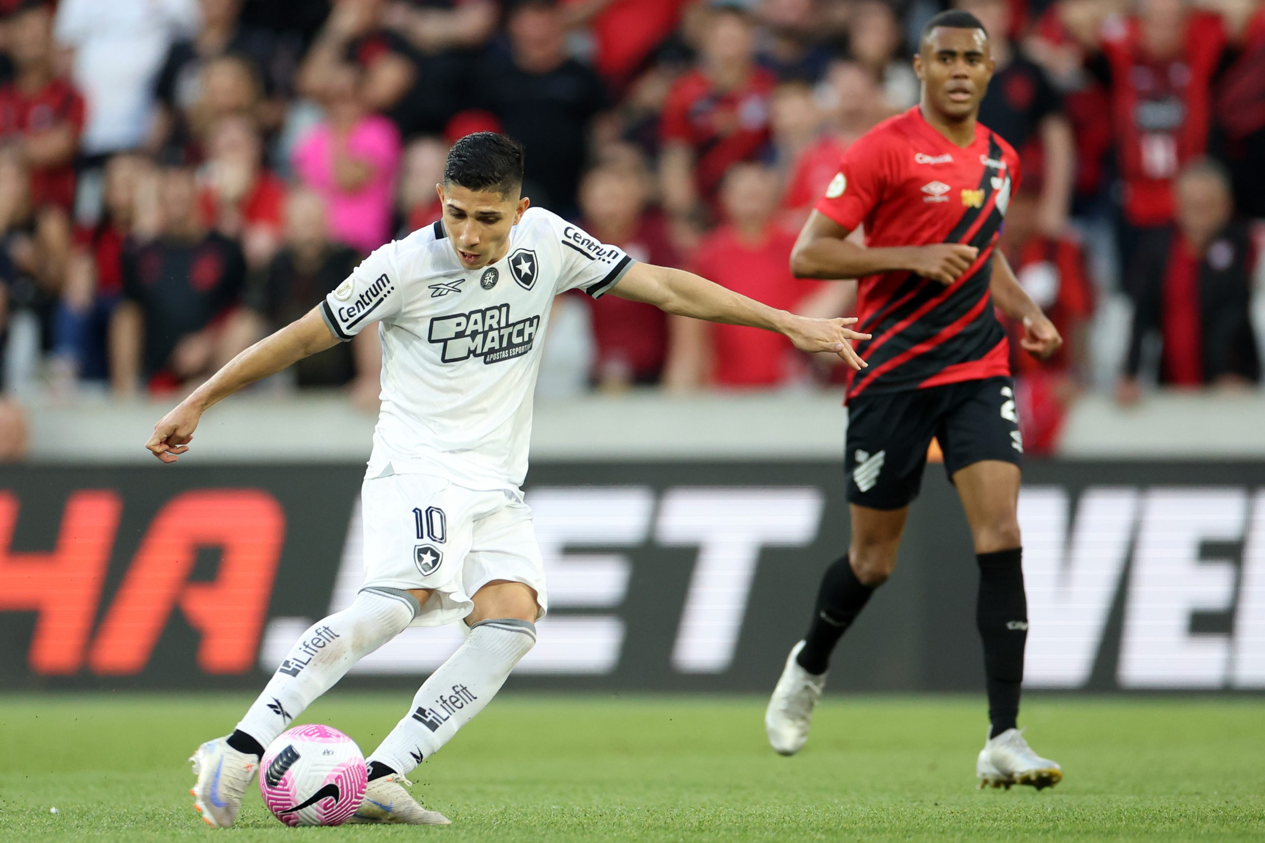 Savarino contra o Athletico (Foto: Vítor Silva/Botafogo)