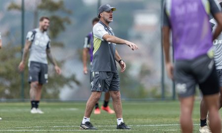 O treinador Gabriel Milito, no entanto, terá que ser criativo na montagem do time que enfrentará o Laion. Foto: Pedro Souza | Atlético-MG