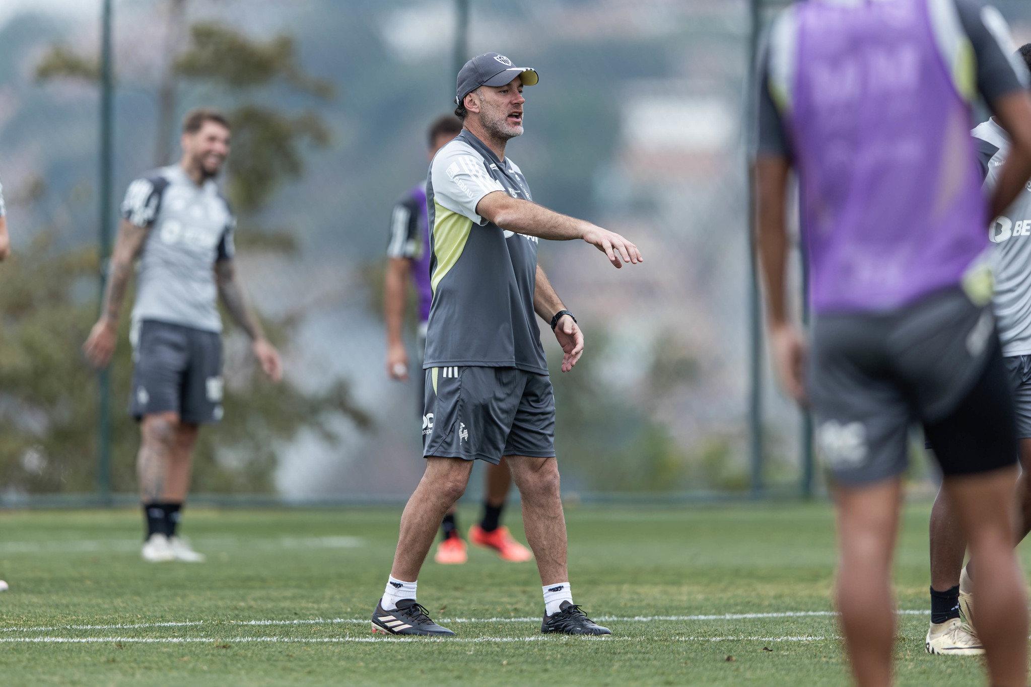 O treinador Gabriel Milito, no entanto, terá que ser criativo na montagem do time que enfrentará o Laion. Foto: Pedro Souza | Atlético-MG