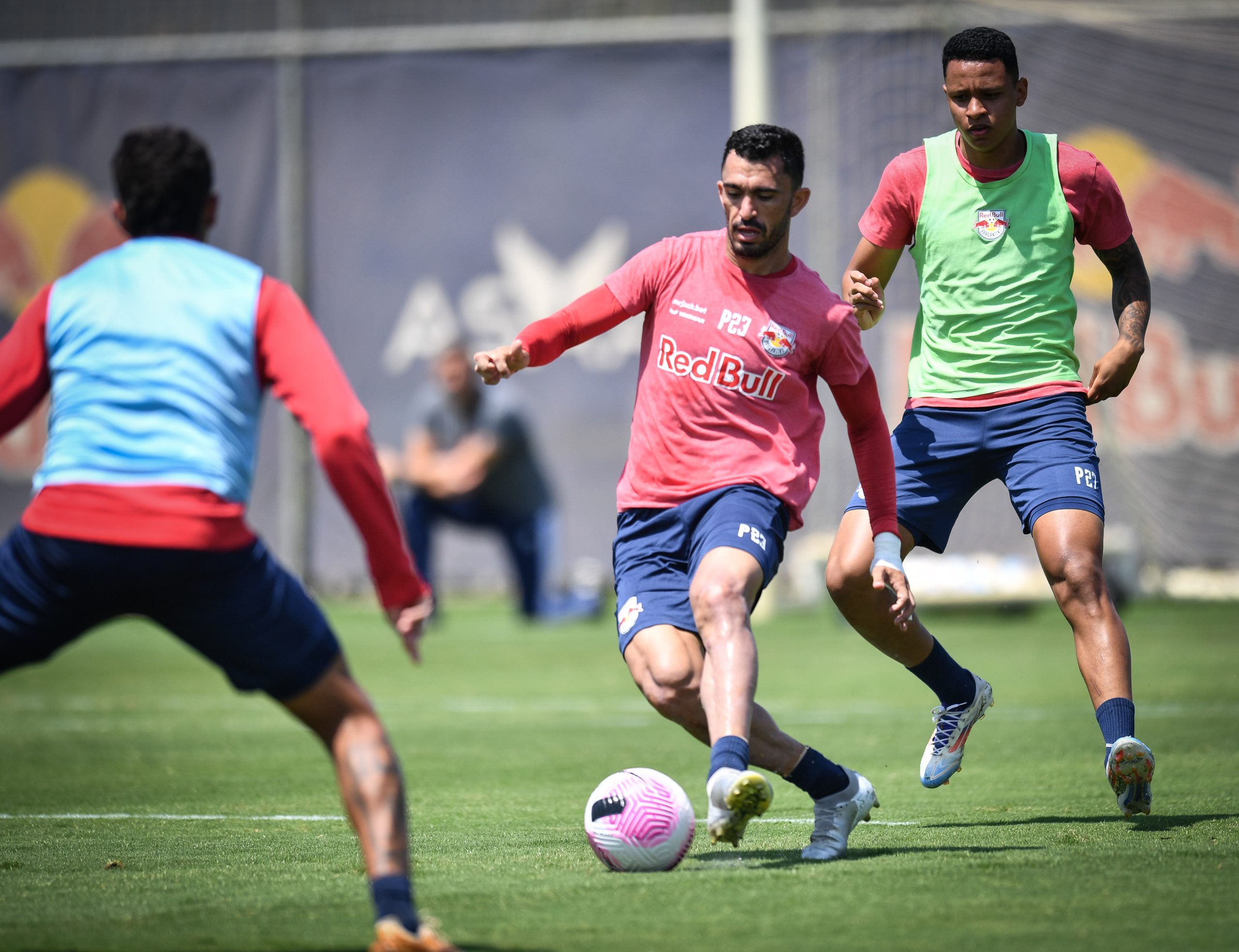 Raul e Arthur Sousa, jogadores do Red Bull Bragantino. (Foto: Ari Ferreira/Red Bull Bragantino)