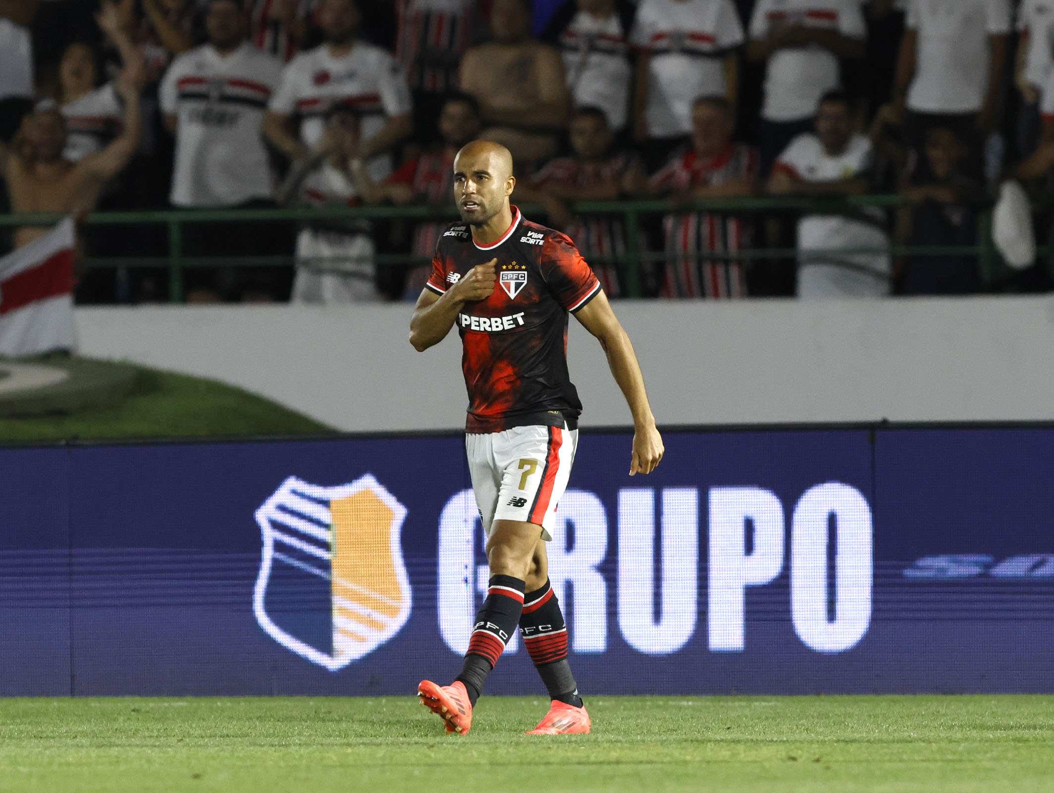 Lucas Moura comemora gol pelo São Paulo (Créditos: Rubens Chiri / São Paulo FC)