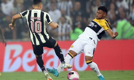 Savarino duirante o jogo. (Foto: Vitor Silva/Botafogo)